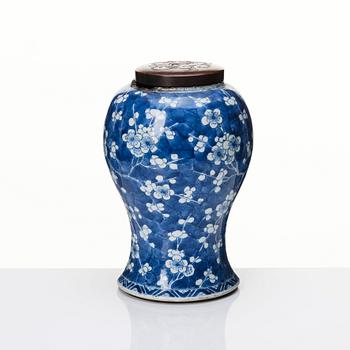 A blue and white Chinese vase, Qing dynasty, Kangxi (1662-1722).