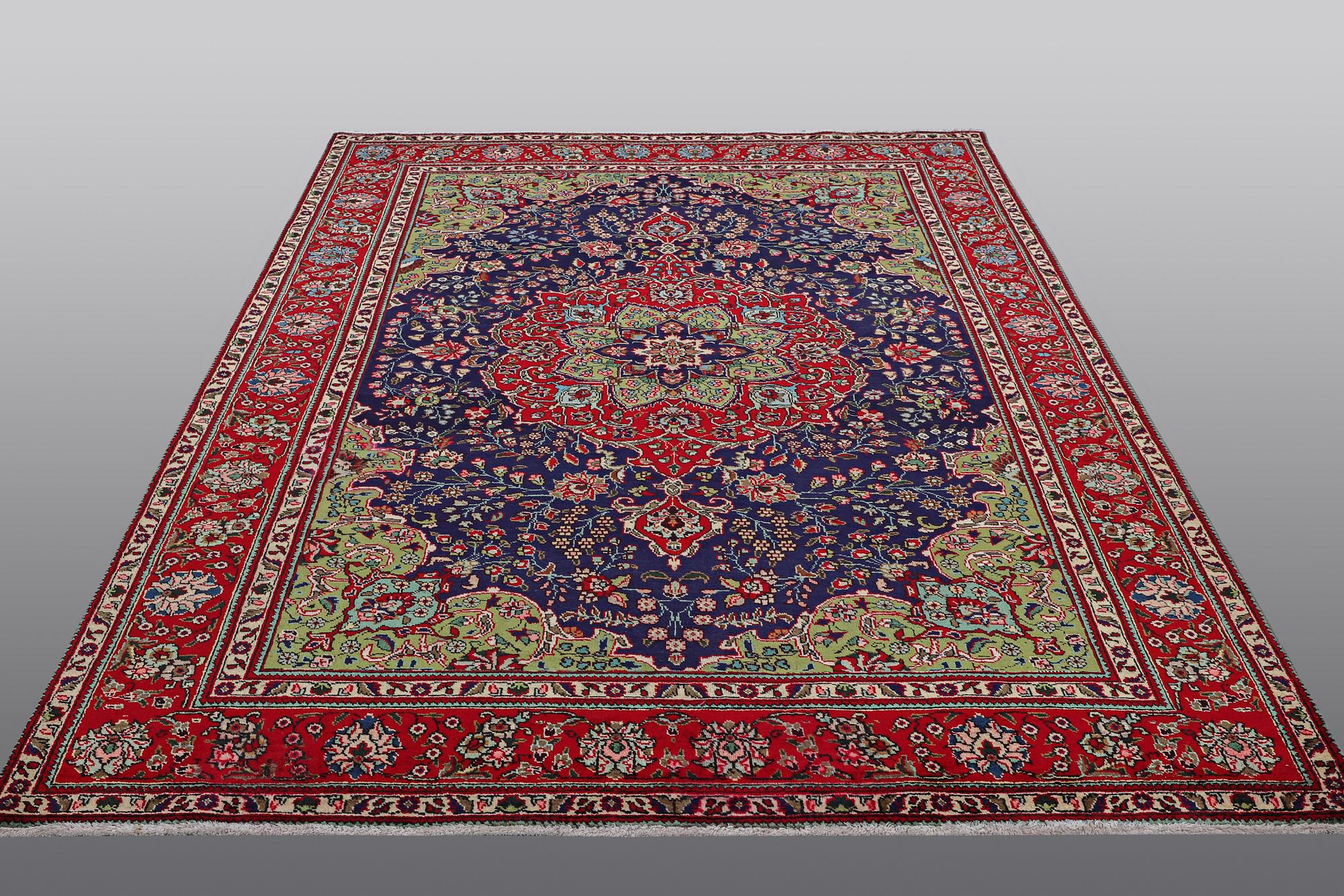 A carpet, Tabriz, ca 310 x 200 cm.