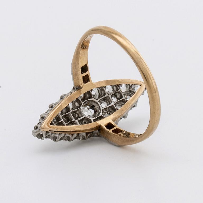 Ring 18K guld o platina m gammalslipade diamanter ca 1 ct totalt, Stockholm 1906.