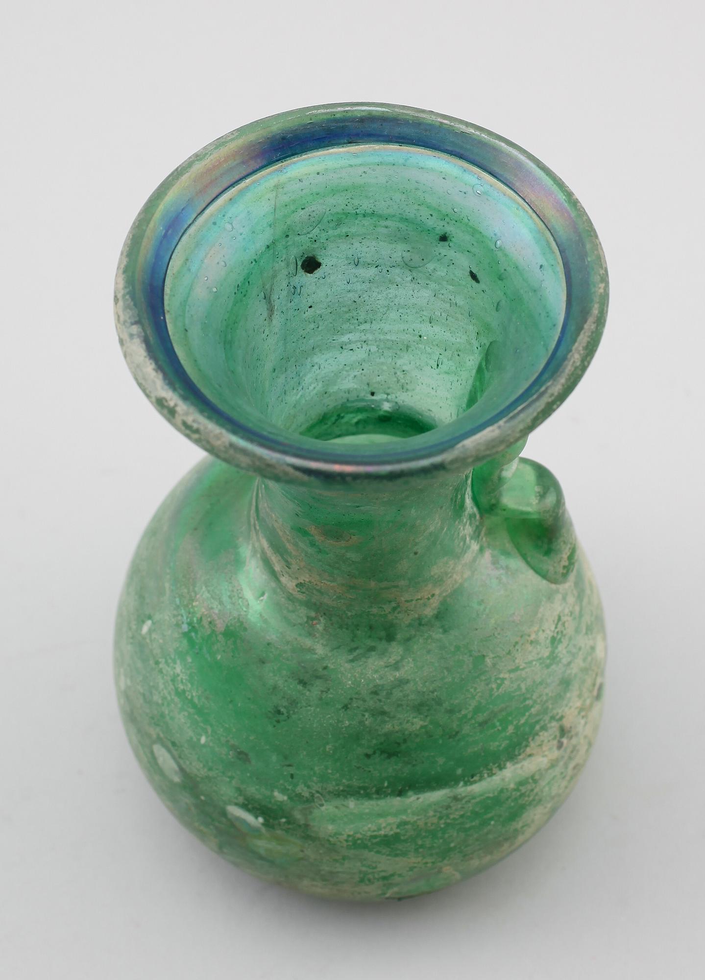 VAS, grönt glas, kopia av romersk vas, 1900-tal.