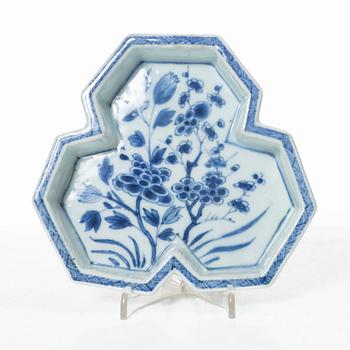 Two Chinese dishes, Qing dynasty, Kangxi (1662-1722).