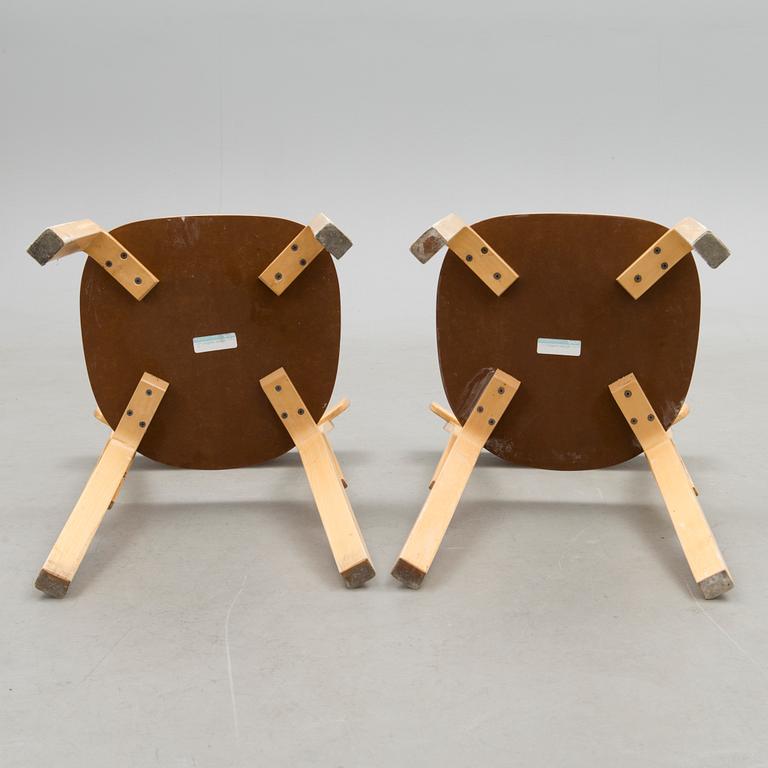 ALVAR AALTO, PÖYTÄ, 1960/70-luku ja TUOLIA, 4 kpl malli 69, Artek, 2000-luku.