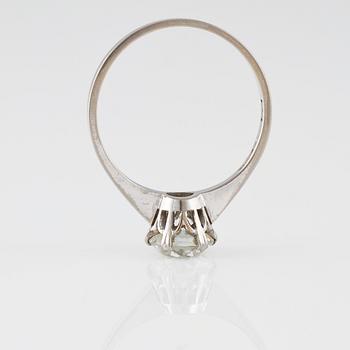 RING, 18K vitguld med fasettslipad vit sten, Trege, Göteborg, 1955. Vikt 2,4 gram.