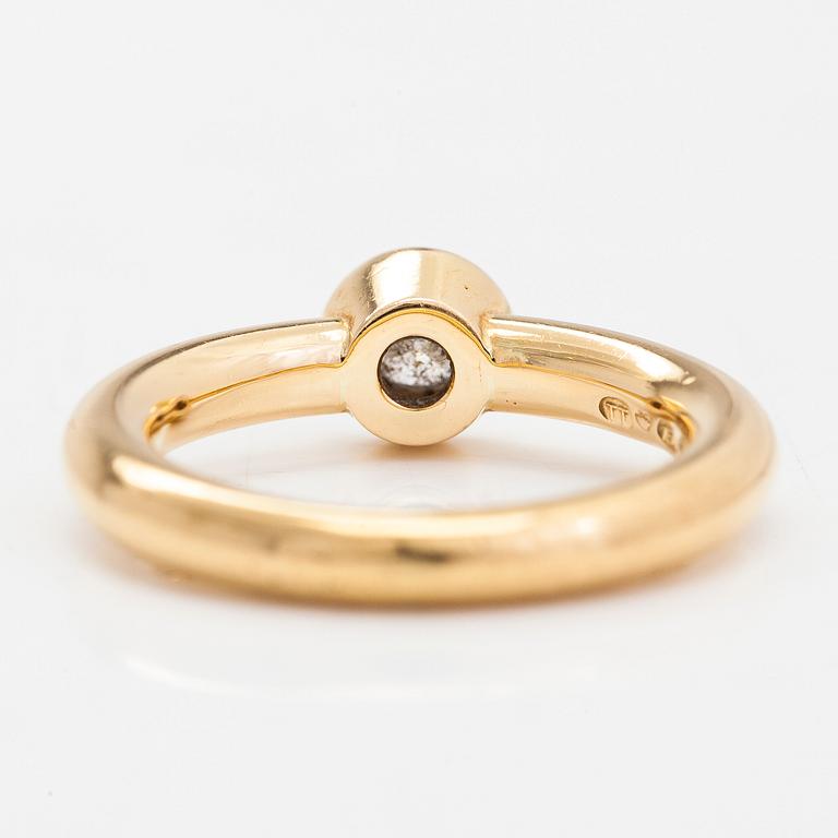 Torbjörn Tillander, ring, 18K guld med en briljantslipad diamant ca 0.25 ct. Helsingfors 1998.