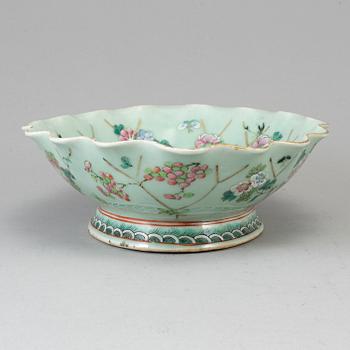 A famille rose bowl, late Qing dynasty, circa 1900.