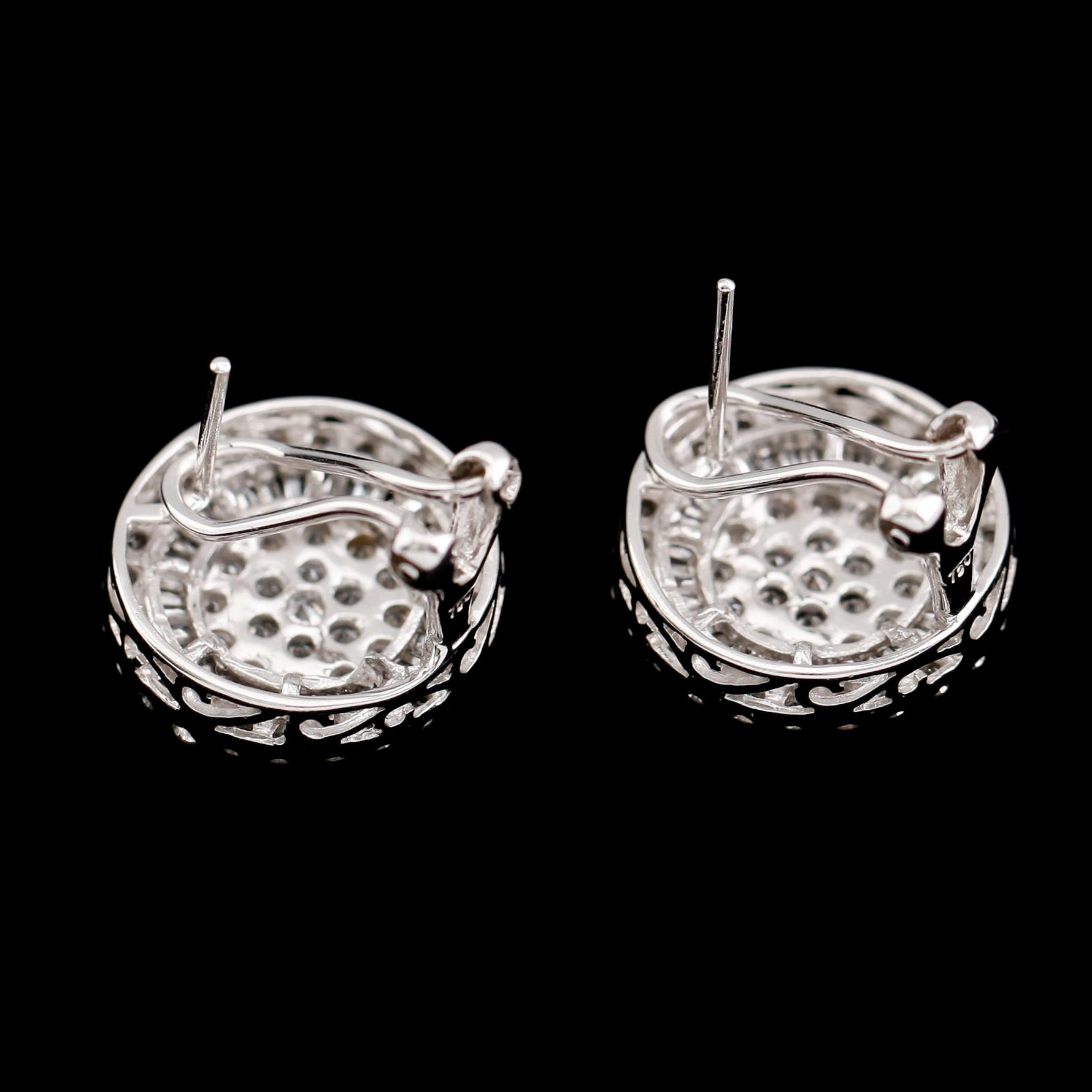 ÖRHÄNGEN, 1 par, 18 k vitguld, briljant- och baguettslipade diamanter tot 2.32 ct.