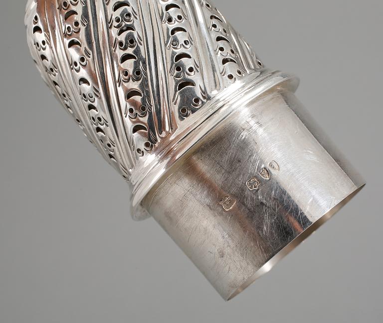 SOCKERSTRÖARE, 2 st, silver, delvis London, 1800-talets slut, vikt 393 gram.