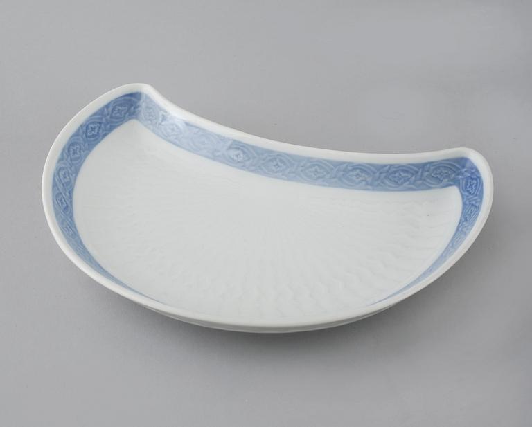 73 porcelian serving pieces, "Blå Vifte", Royal Copenhagen, from the second half of the 20th century.