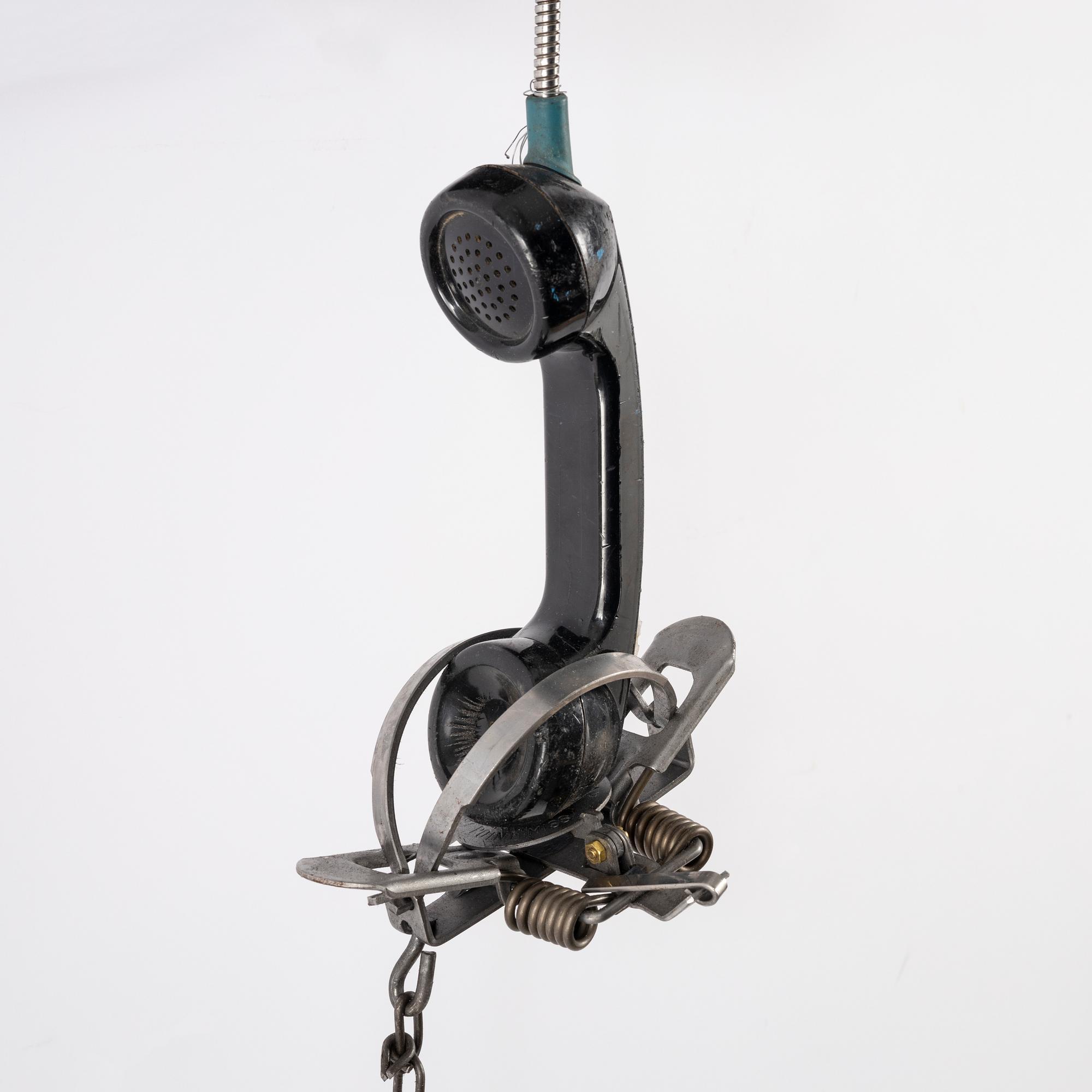 Jason Matthew Lee, hårddiskmagneter, djurfälla, modifierad betaltelefon. Utförd 2017.