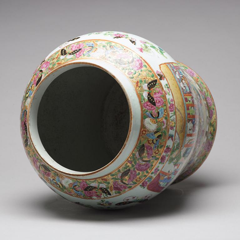 A large famille rose Canton vase with cover, Qing dynasty, late 19th century.