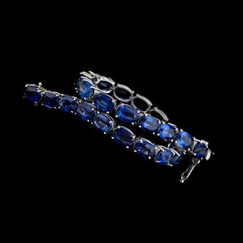ARMBAND, 18K vitguld, 24 blå kyaniter tot ca 24.50 ct. Total vikt ca 9 g.