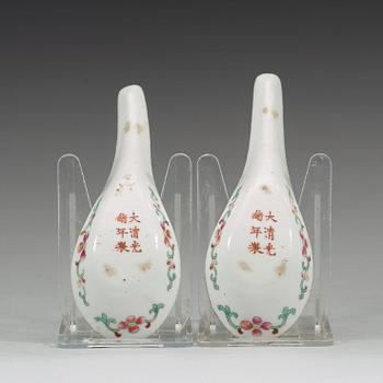 A pair of famille rose peaches spoons, Qing dynasty, Guangxus six character mark and period (1875-1908).