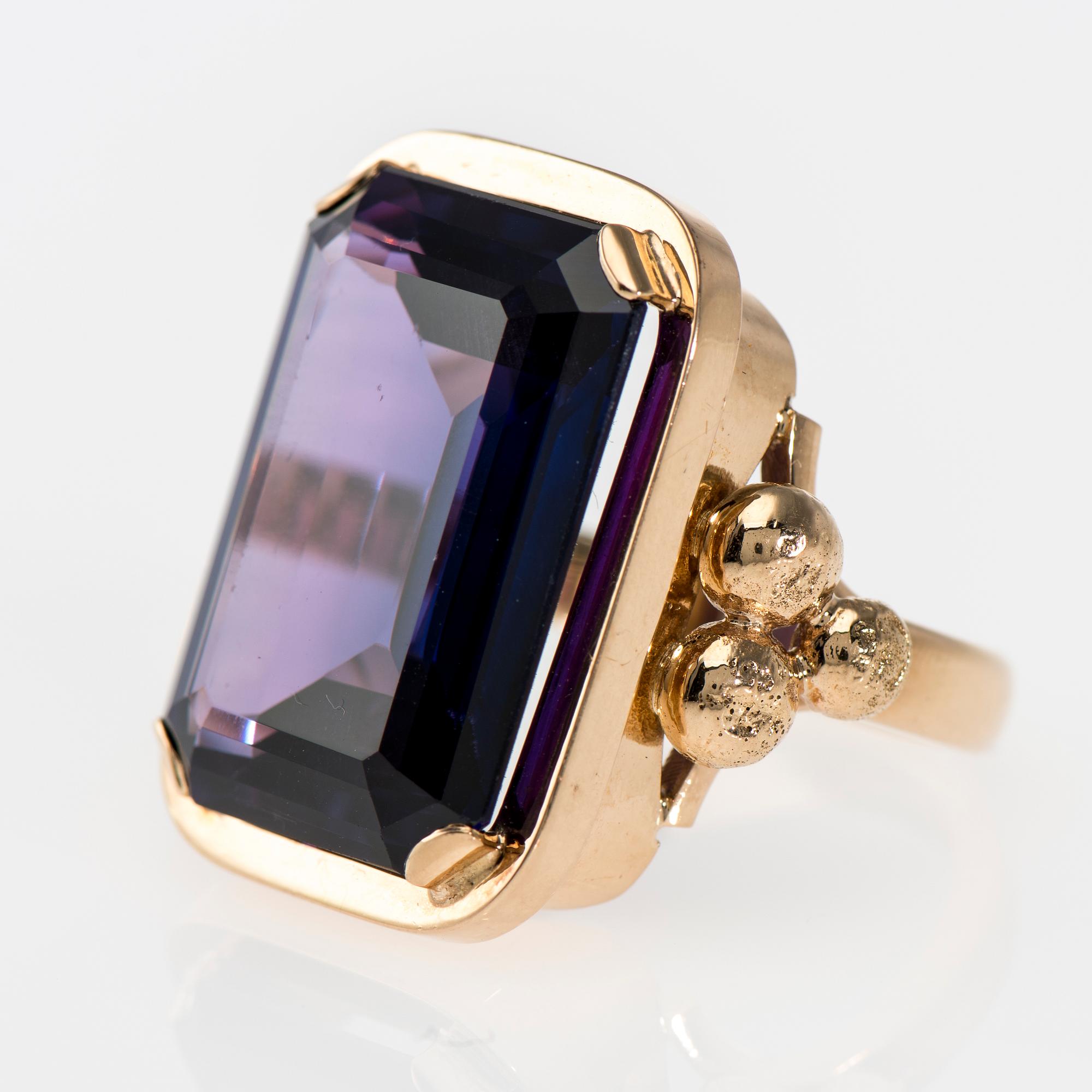 RING, 14K guld, syntetisk safir med färgväxling. Reino Viktor Koivisto 1967. Vikt ca 22,1 g.