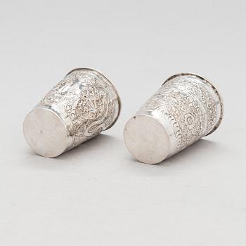 Silverföremål, 9 st: fat, tre servettringar och fem bägare, sannolikt Indien, 1900-tal.