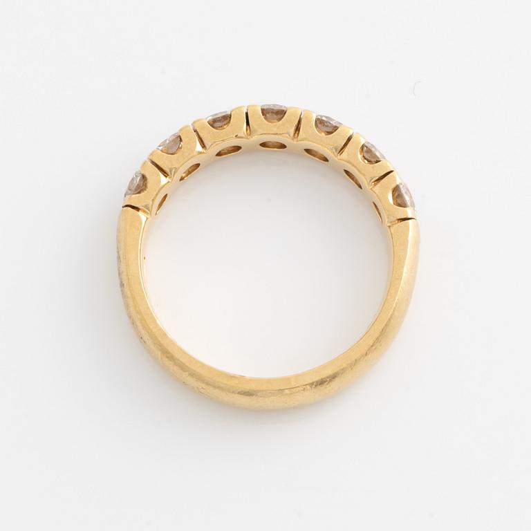 Alliansring 18K guld med runda briljantslipade diamanter.