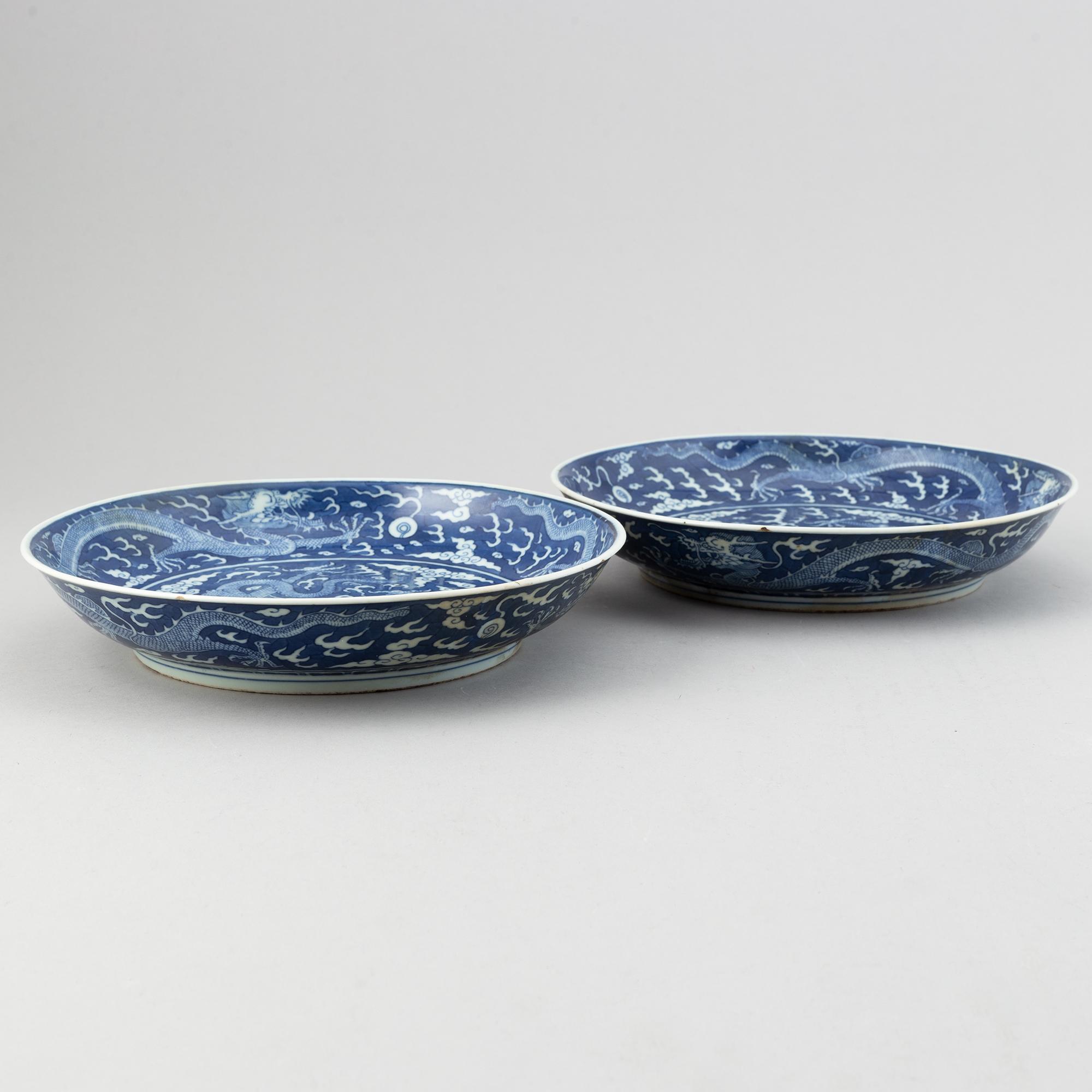 A pair of blue and white dragon dishes, Modern.