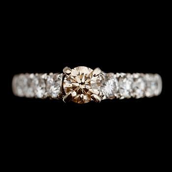 RING, 14 k vitguld, briljanter, tot. ca 1.35 ct.
