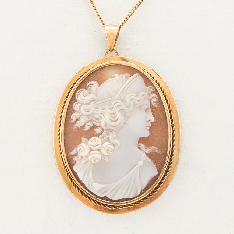 Necklace 18K gold set with a carved shell cameo, Stockholm 1920.