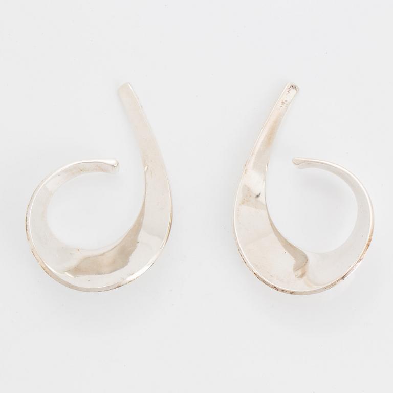 Tone Vigeland, earrings Slynge/Sling, sterling silver, Norway.