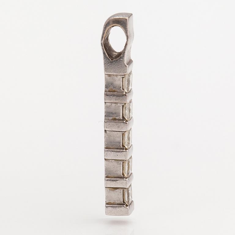 An 18K white gold pendant with princess-cut diamonds ca. 0.45 ct in total.