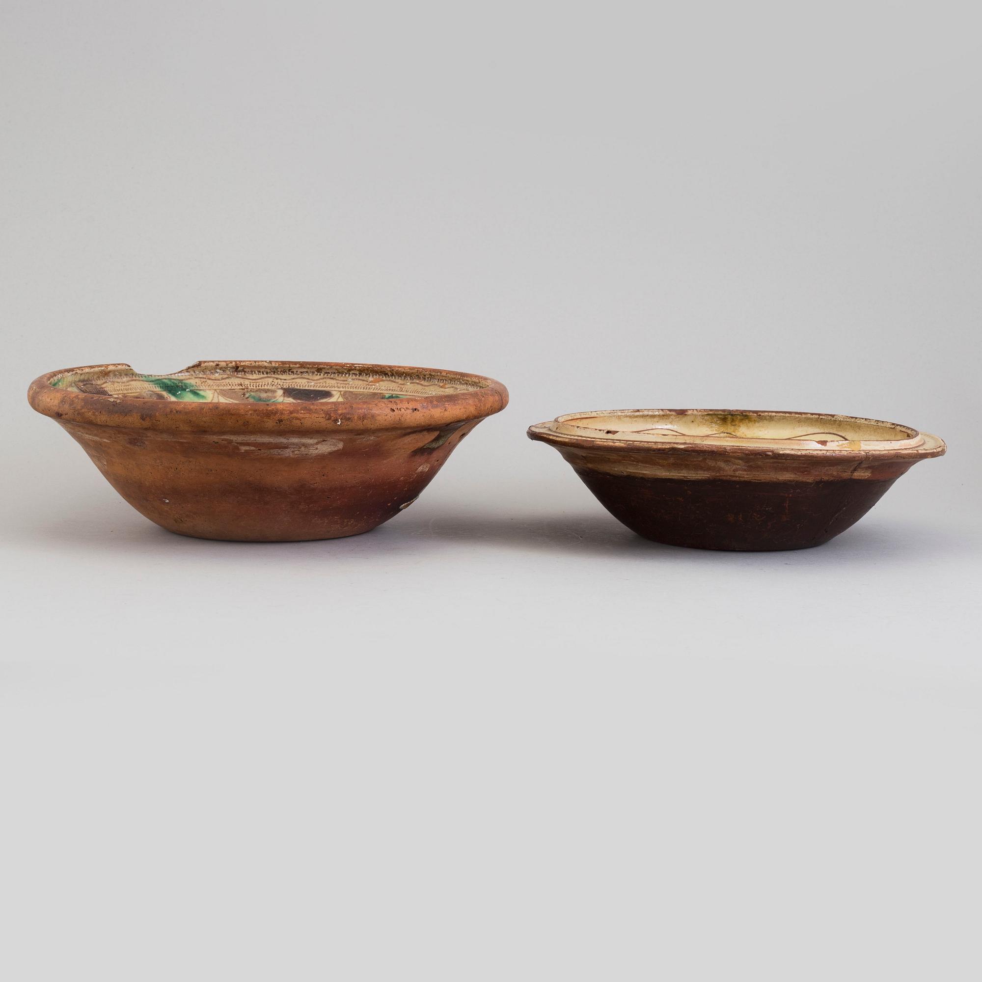 SKÅLAR, 2 st samt FAT, 2 st, lergods, allmoge, Häsingland, 1800-tal.