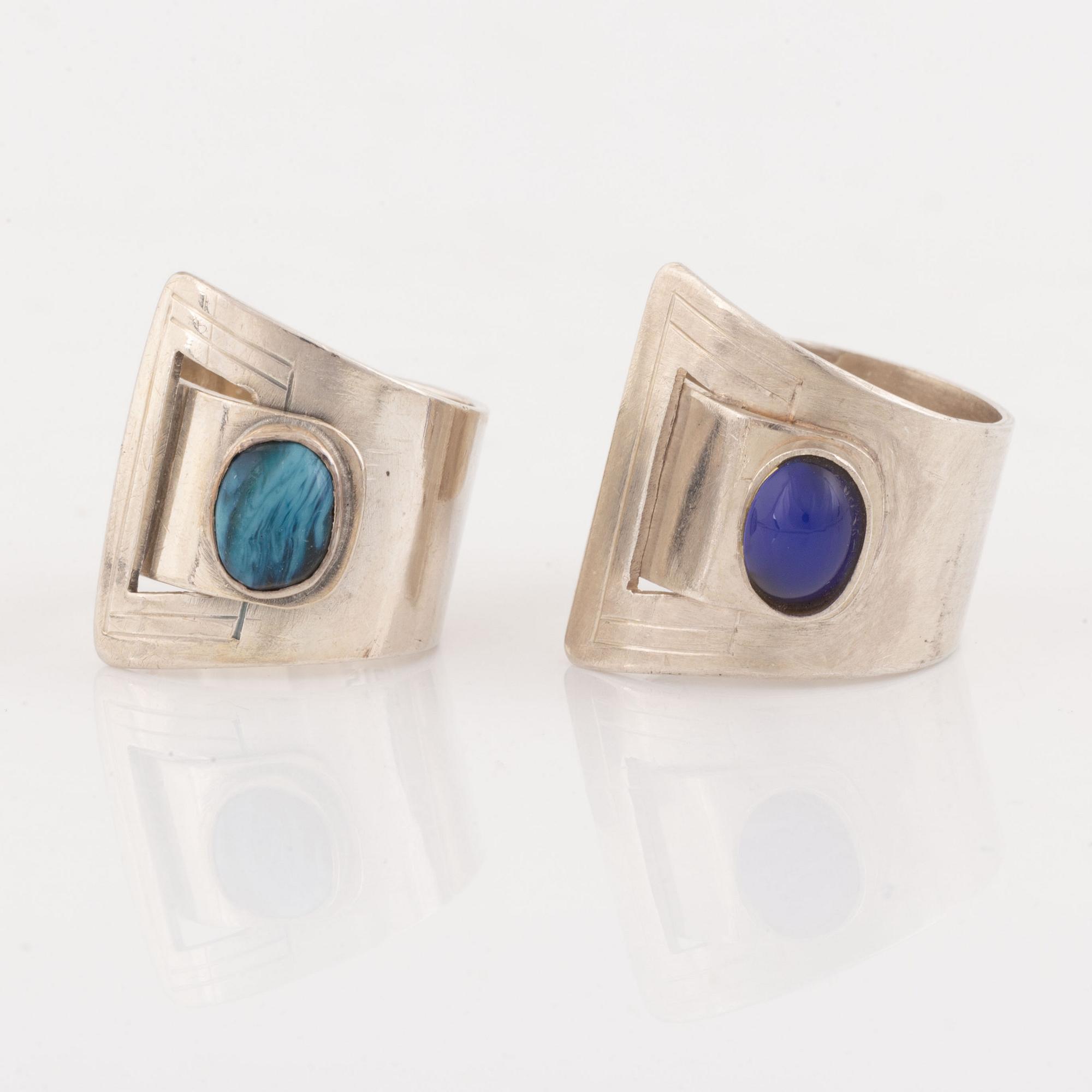 Två ringar silver med blå cabochonslipade stenar, LGE, Guldsmycket Engström & Co.