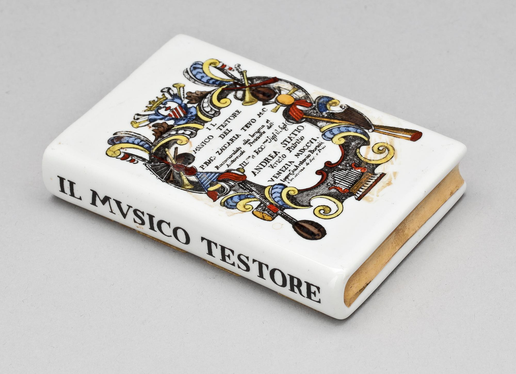 BREVPRESS. Porslin. Piero Fornasetti, Italien. 1950-tal.