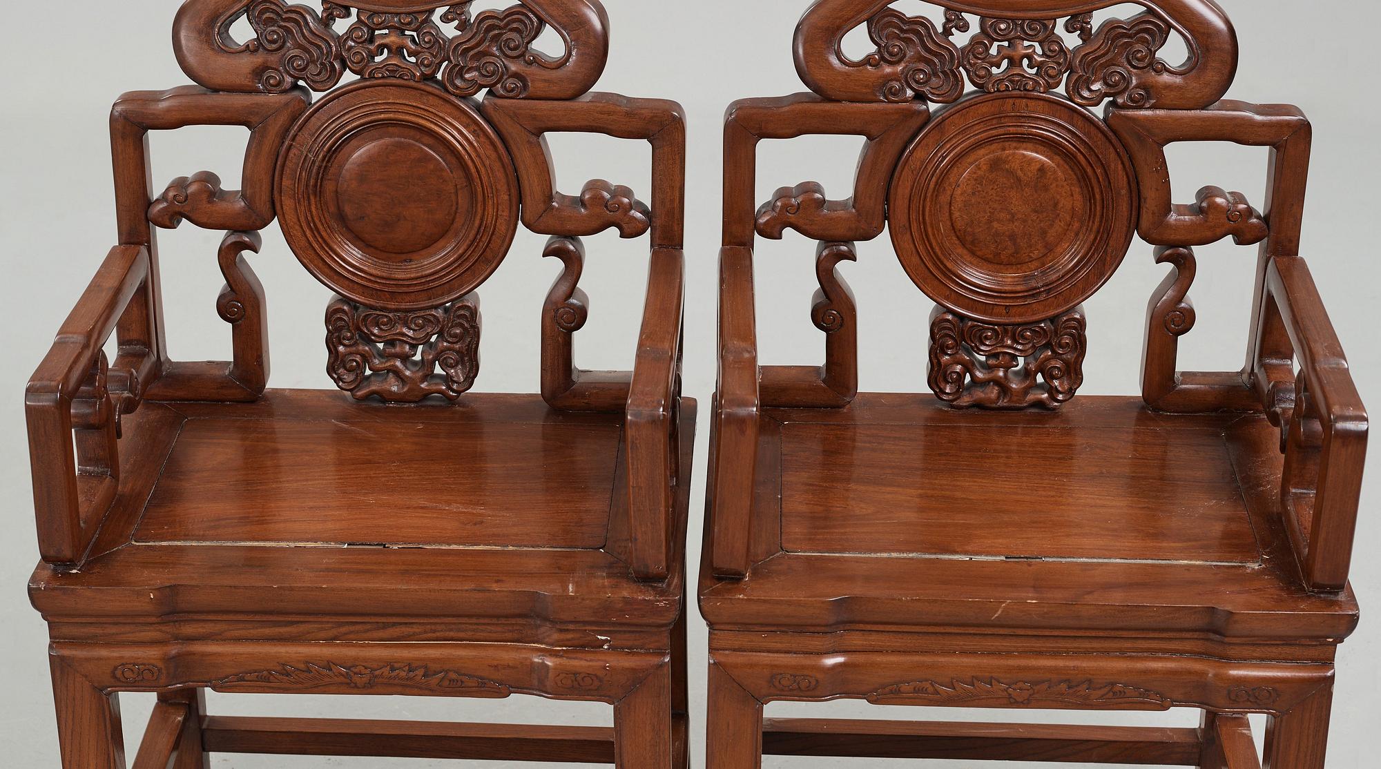KARMSTOLAR, ett par, hardwood. Qingdynastin (1644-1912).