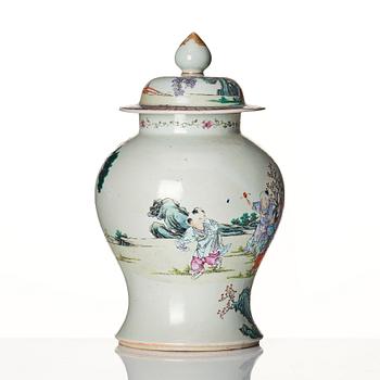 A famille rose jar with cover, late Qing dynasty, circa 1900.