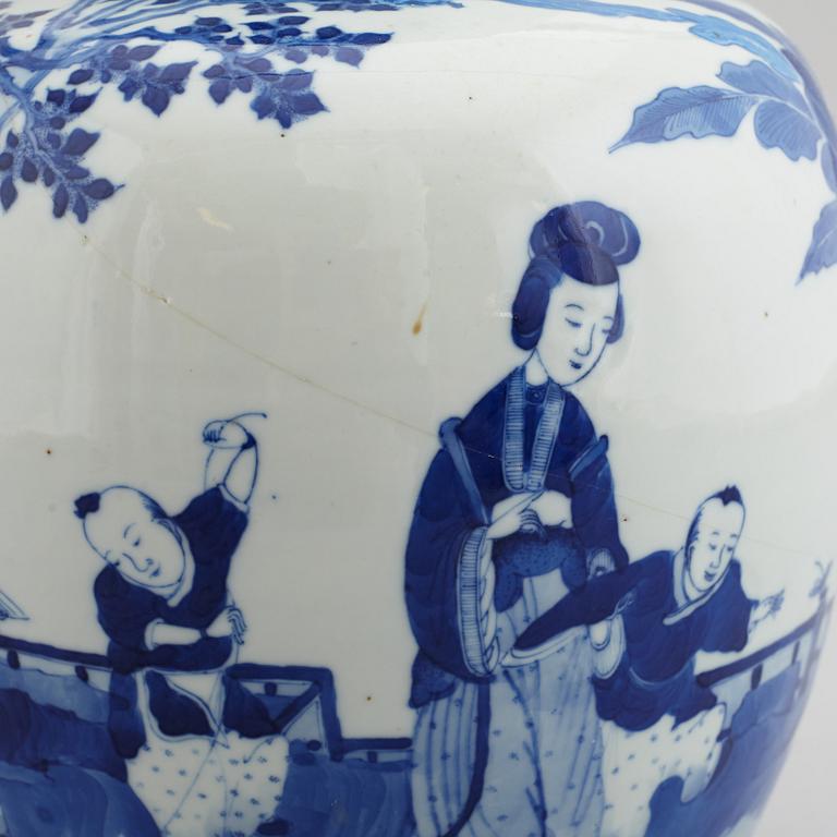 A large blue and white jar, Qing dynasty, 19th Century.