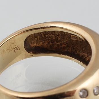 RING, 18K guld med 23 briljantslipade diamanter ca 0.34 ct. Vikt 9,7 gram.