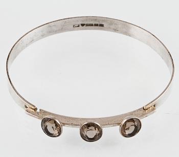 ARMRING, silver med fasettslipad rökkvarts, Turku, Finland, 1962. Vikt 13,9 gram.