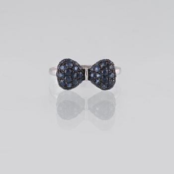 RING, 18K vitguld med fasettslipade blå safirer ca 1.36 ct. Vikt 2,8 gram.