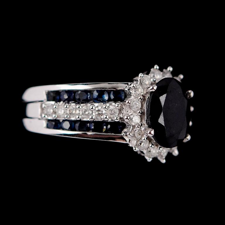 RING, 10 k, med fasettslipad safir och mindre safirer tot 2.23 ct, briljanter tot 0.50 ct W. 

TEXTÄNDRING: 10 k vitguld.