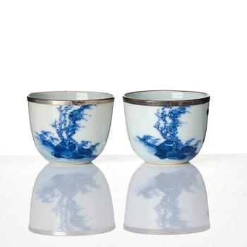 Bricka, samt två vinkoppar, porslin. 'Nei Fu', Qingdynastin för thailändsk marknad.