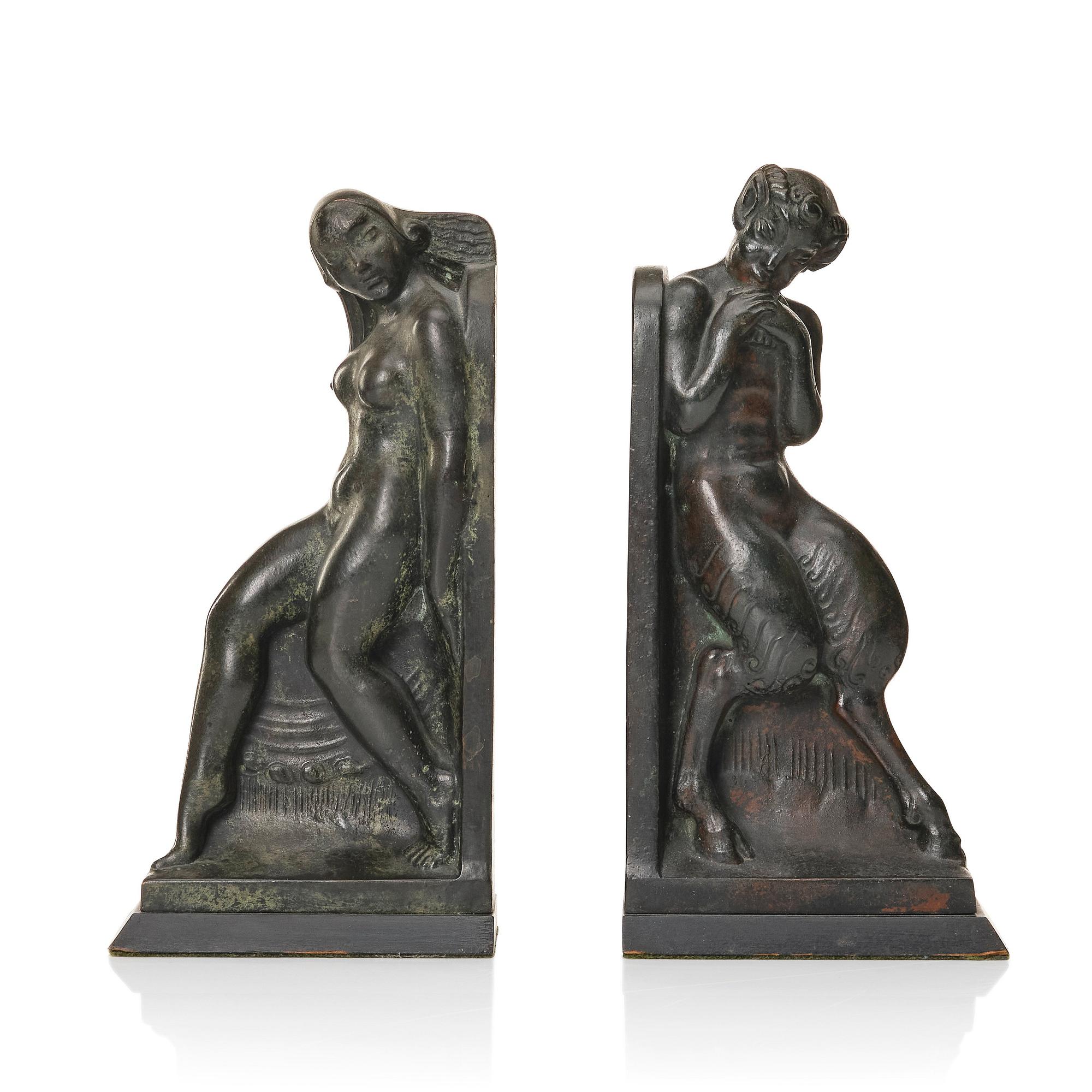 Axel Gute, bokstöd, ett par, patinerad brons, 1900-talets början.