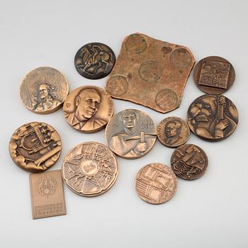 SAMLING MEDALJER OCH MYNT ca 25 st, brons, 1900-tal.