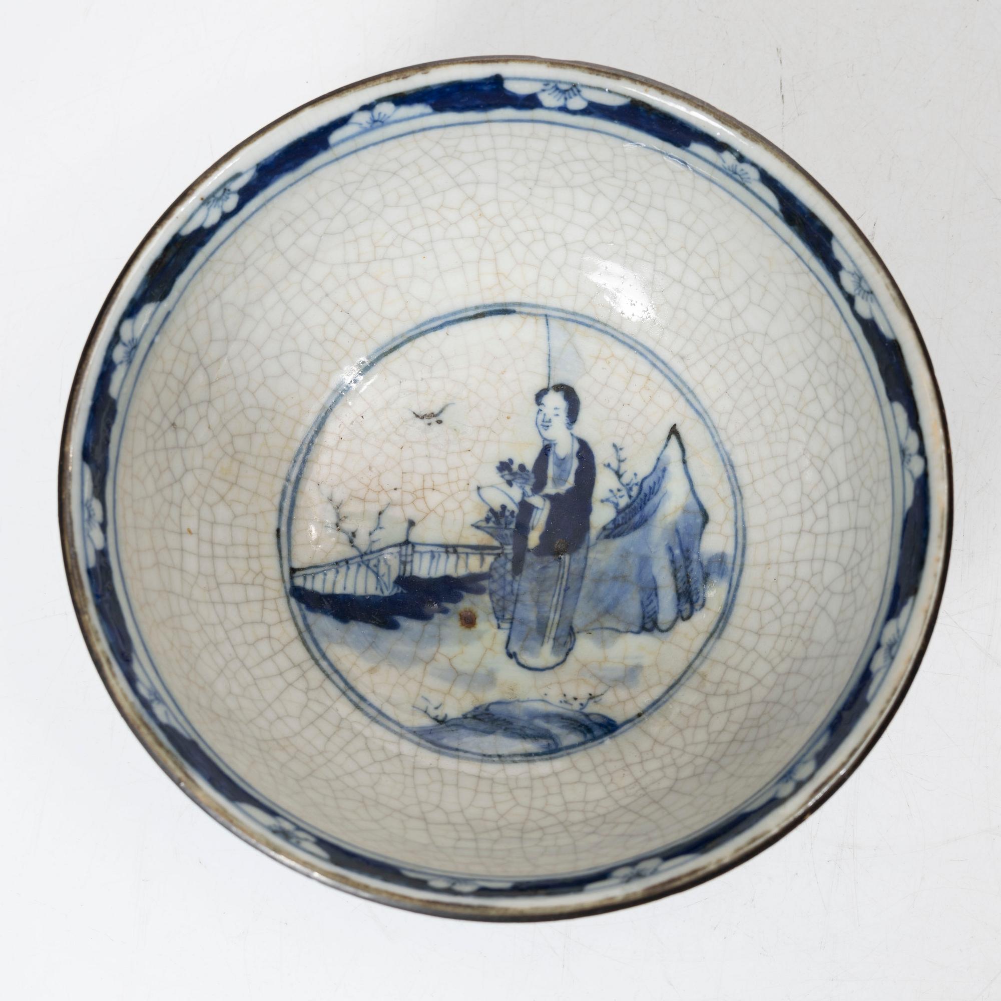 A Chinese porcelain vase and a bowl, around 1900.