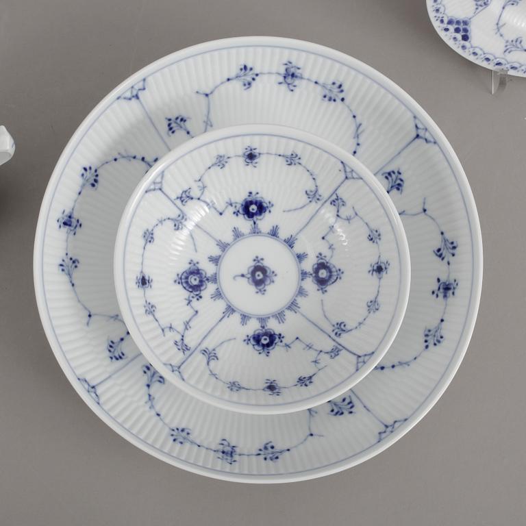 MATSERVIS, 64 delar, porslin, "Musselmalet", Royal Copenhagen.