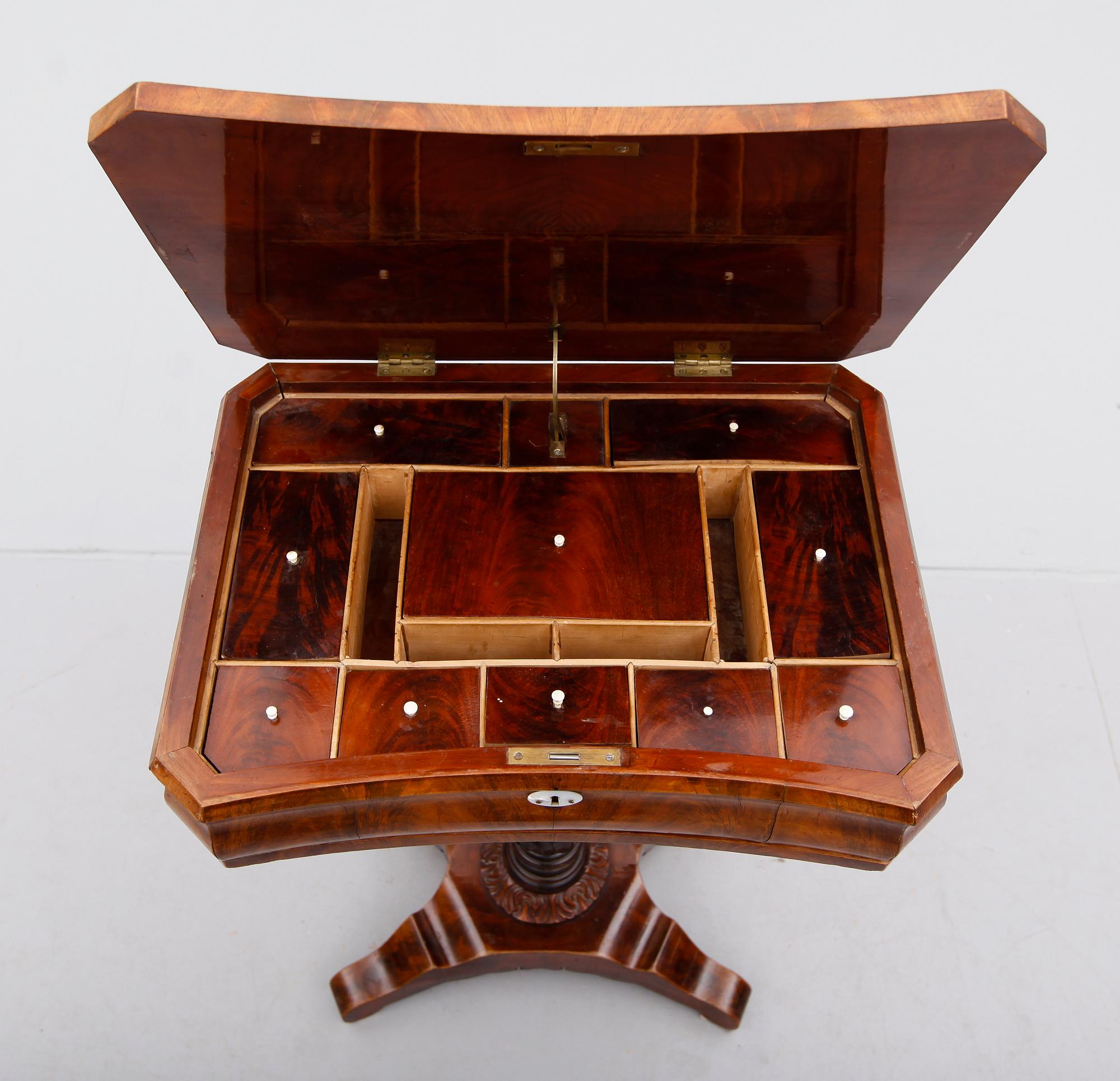 DAMARBETSBORD, senempir, 1800-talets mitt.