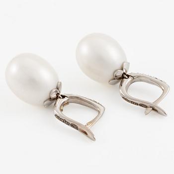 Earrings, 18K white gold with cultured pearls and brilliant-cut diamonds.