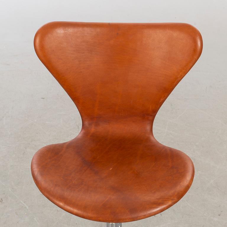 ARNE JACOBSEN, skrivbordsstol "Sjuan", för Fritz Hansen Danmark 1992.