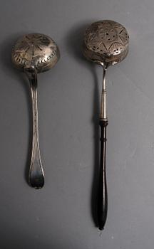 GRÄDDKANNA OCH STRÖSKEDAR, 1+2, silver, 1800-tal.
