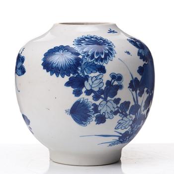 A blue and white Transitional vase, 17th Century.