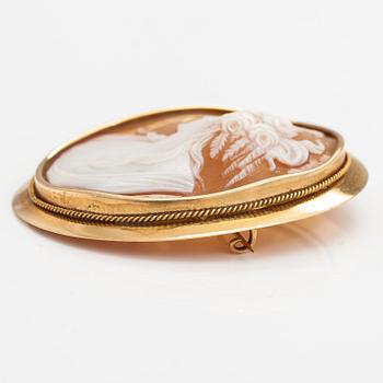 An 18K gold and cameo brooch. Oskar Lindroos, Helsinki 1916.