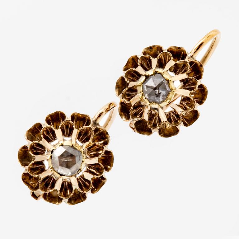 Earrings 14K gold 2 rose-cut Diamonds approx 0,15 ct in total, height approx 15 mm, hook fitting.