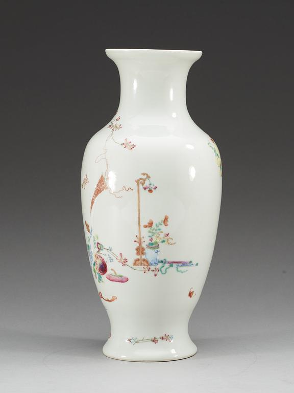 A famille rose vase, first half of the 20th Century.