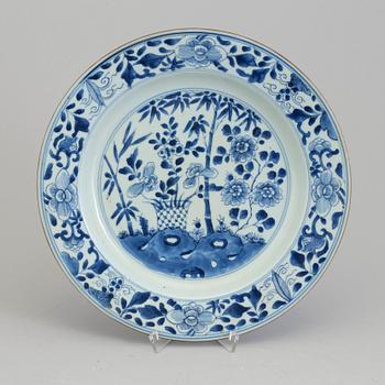 A blue and white dish, Qing dynasty, early 18th Century.