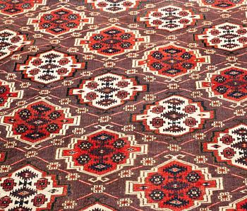 A carpet, an antique Chodor main carpet, Turkmenistan, ca 377-381,5 x 233-240 cm (as well as  2-2,5 cm flat weave.