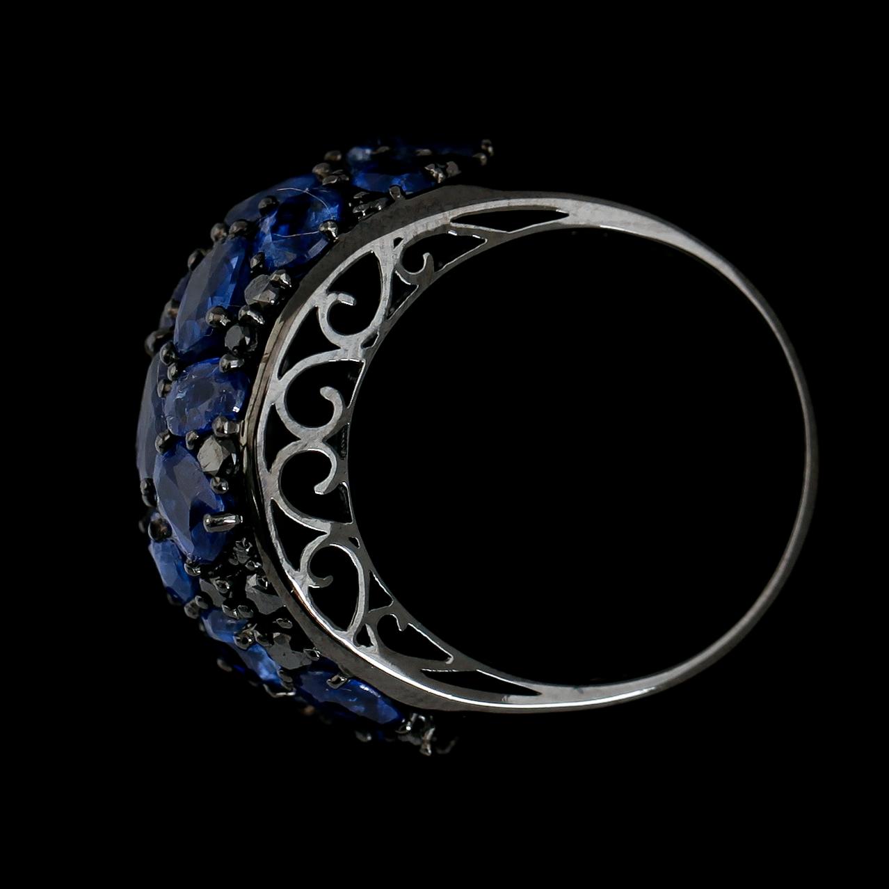 RING, 18 K svärtat/rhodinerat guld, blå kyaniter tot ca 9.95 ct, svarta diamanter tot ca 0.74 ct.